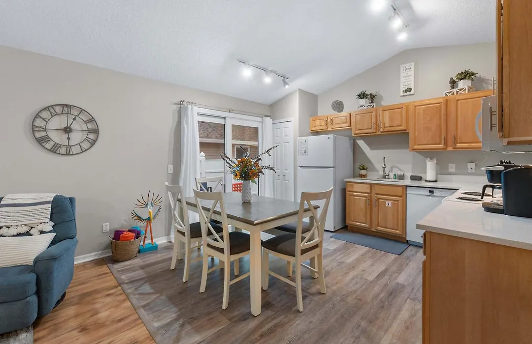 Peaceful Pearl Retreat- 5 Minutes To Downtown, 10 Minutes To Beach-1